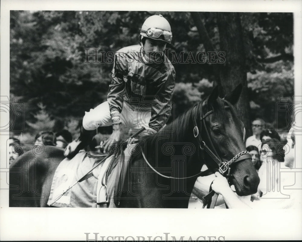 1980 Press Photo Jockey Victor Molina mounts Hidden Landing in Saratoga, NY- Historic Images