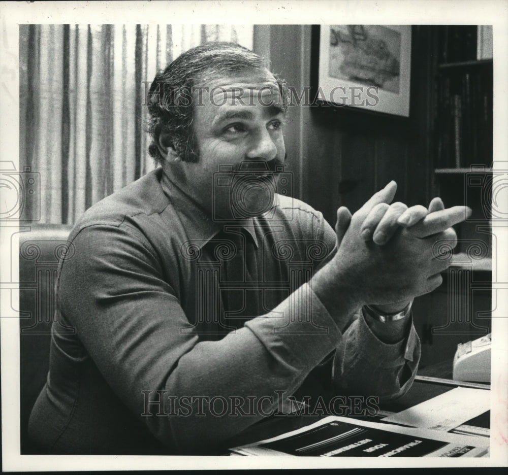 1981 Press Photo David Morris in his office at Saratoga Raceway in New York- Historic Images