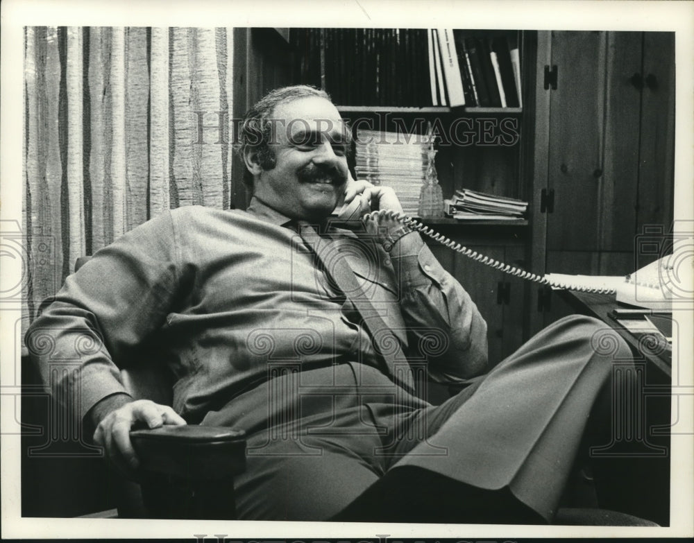 1981 Press Photo David Morris in his office at Saratoga Raceway in New York- Historic Images