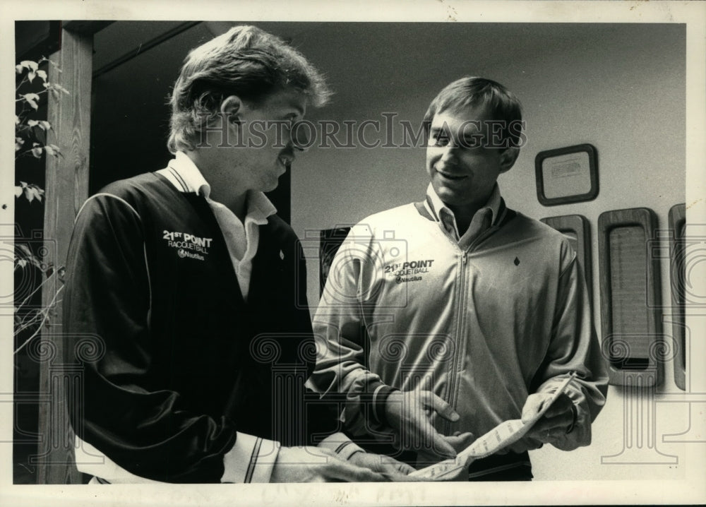 1984 Press Photo Bruce Christensen talks with coach Vince Wolanin at club- Historic Images