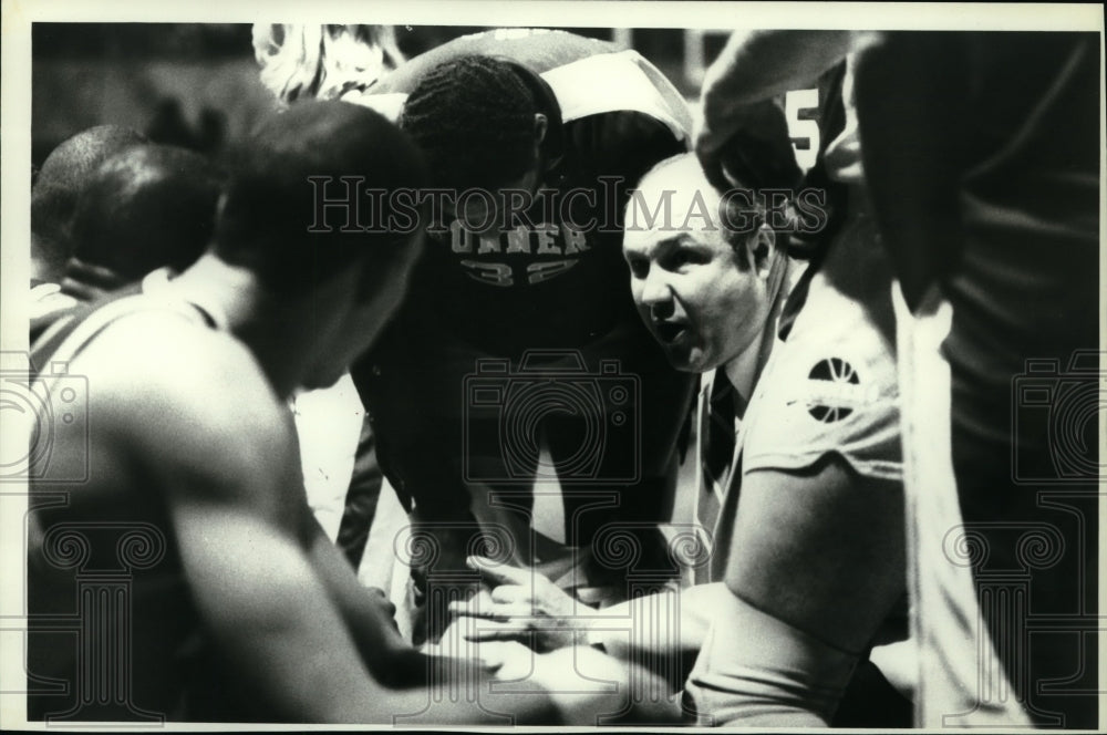 1987 Press Photo Charleston Gunners Coach Gerlad Oliver talks with his players- Historic Images