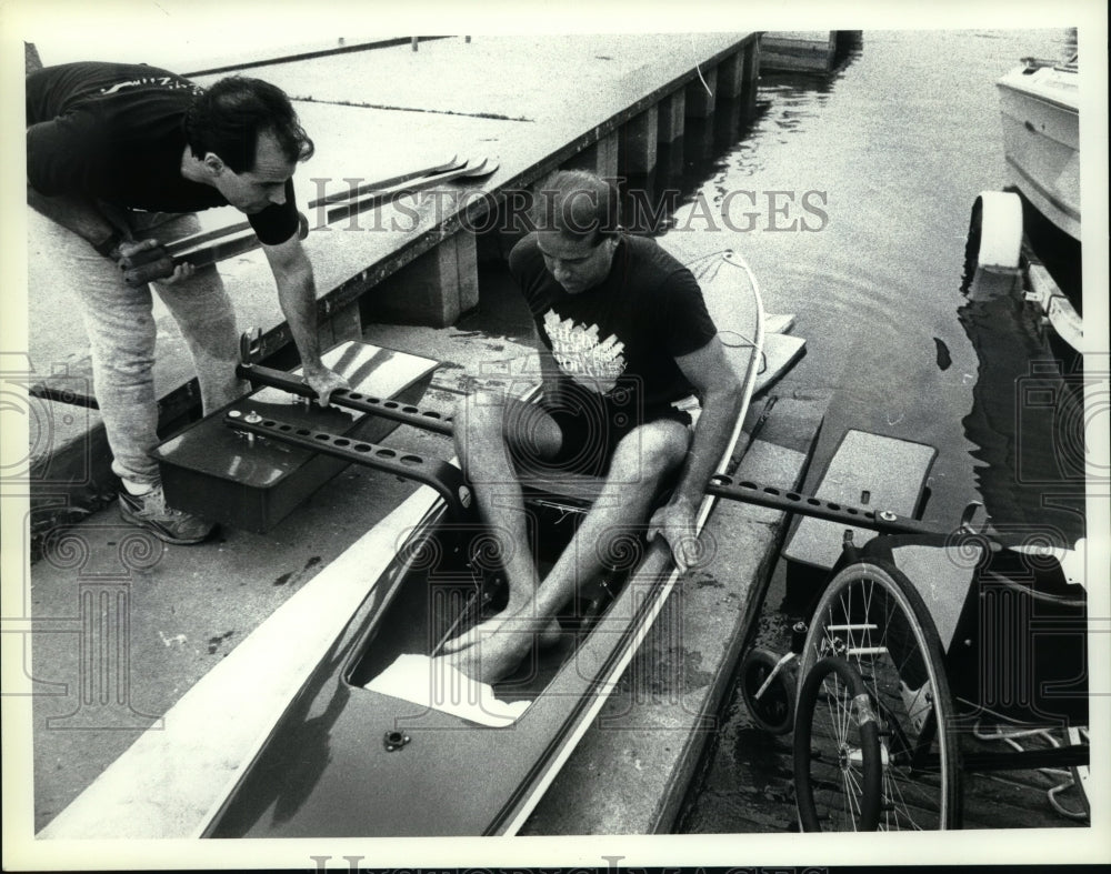 1989 Press Photo Fred Liebel transfers from wheelchair to small boat with help- Historic Images