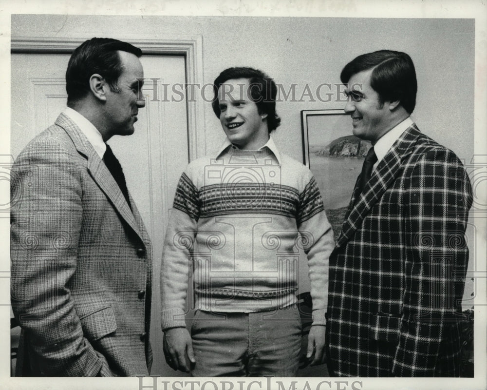 1979 Press Photo Coaches Neil Wheelwright &amp; Joe Grasso with player in New York- Historic Images