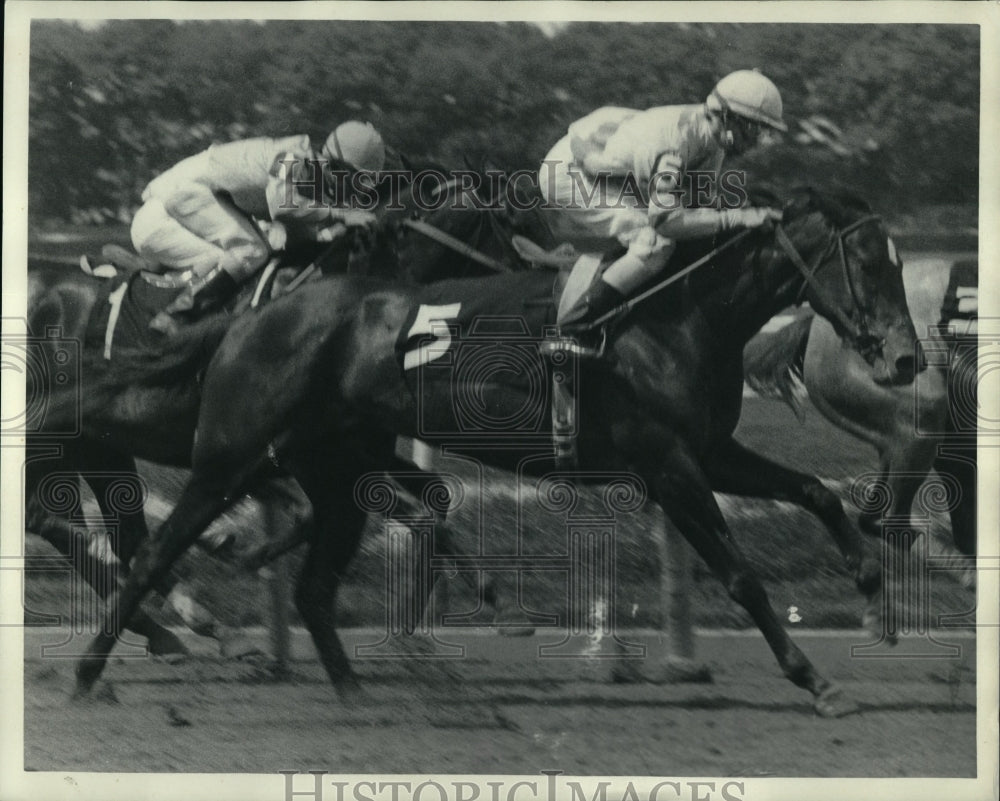 1980 Press Photo Reclan Murphy is shown racing at Saratoga Race Track, New York- Historic Images