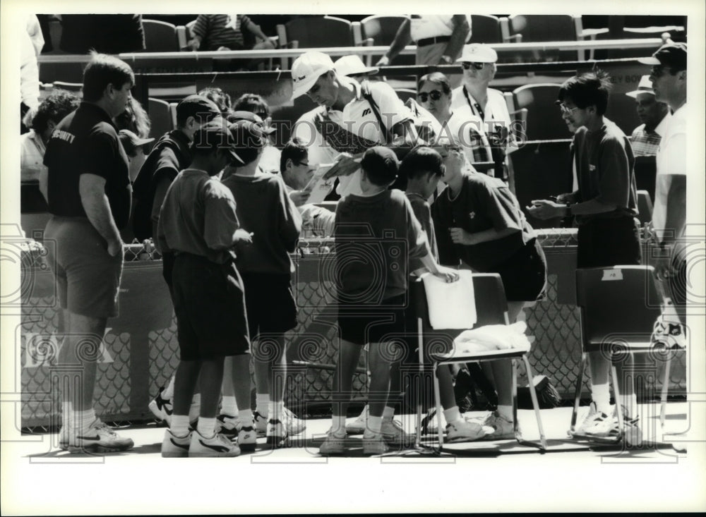 1994 Press Photo Men&#39;s tennis player signs autographs for kids - tus00841- Historic Images