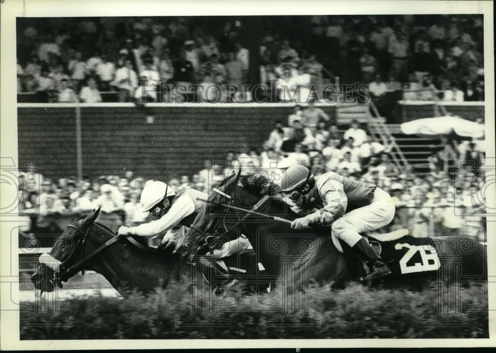 1988 Press Photo Home stretch of fourth race as #2B Wooing tries to catch up- Historic Images