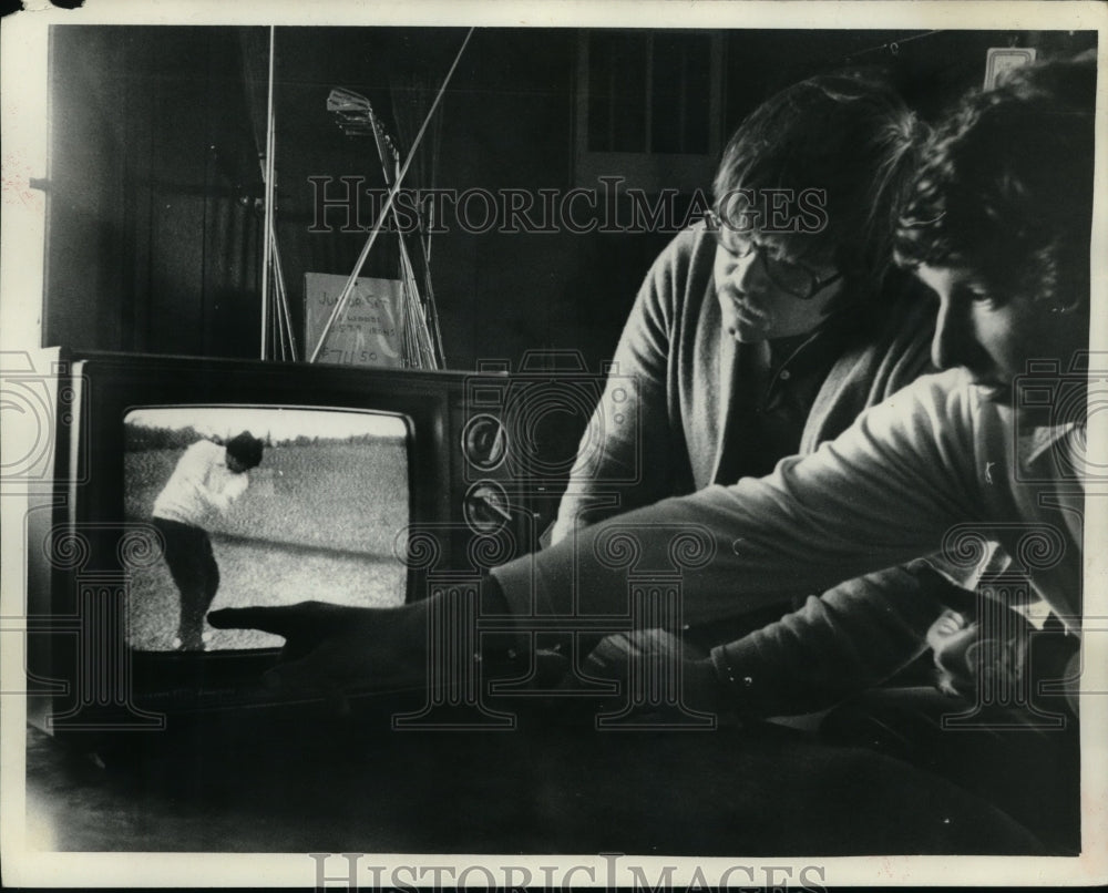 Press Photo Bob Gronauer (left) and Ron Philo (pro) watch golfer on television- Historic Images