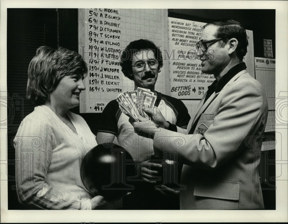 1981 Press Photo Bowlers register for tournament in Latham, New York - tus00898- Historic Images