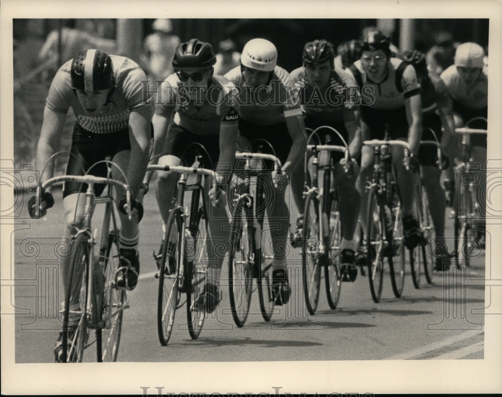 Press Photo A line of bicyclists drafting during Albany, New York road race- Historic Images