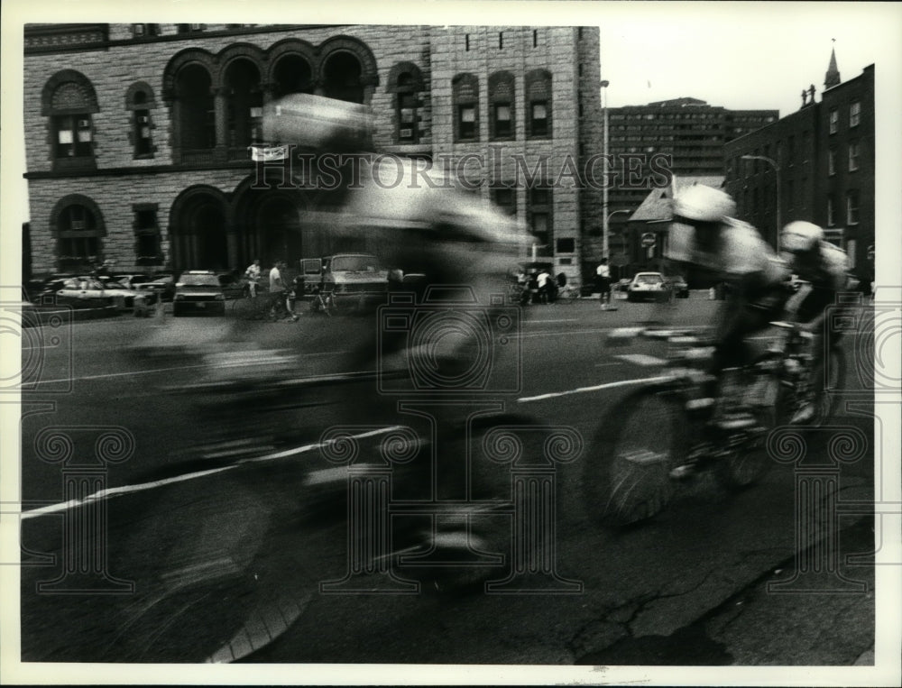 1990 Press Photo Bicyclists race by City Hall during Albany, New York road race- Historic Images