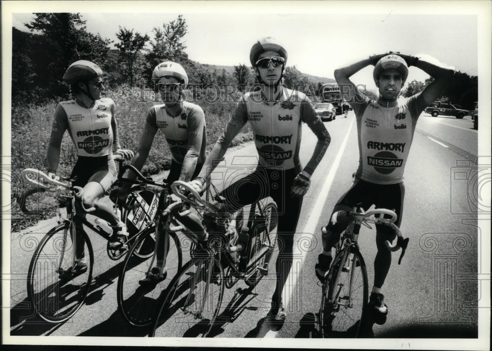 1990 Press Photo Bicycle team rests at start line of Glenville, New York race- Historic Images