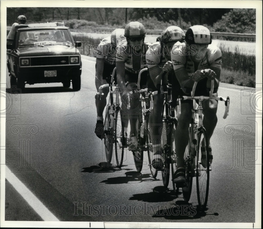 1990 Press Photo Bicyclists ride down Route 5 during New York road race- Historic Images