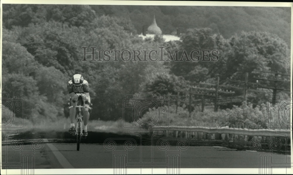 1990 Press Photo Mike Mansfield rides in solo time trial race in New York- Historic Images