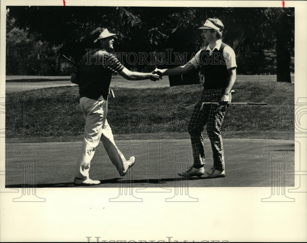 1986 Press Photo Golfers shake hands on green during route in Albany, New York- Historic Images