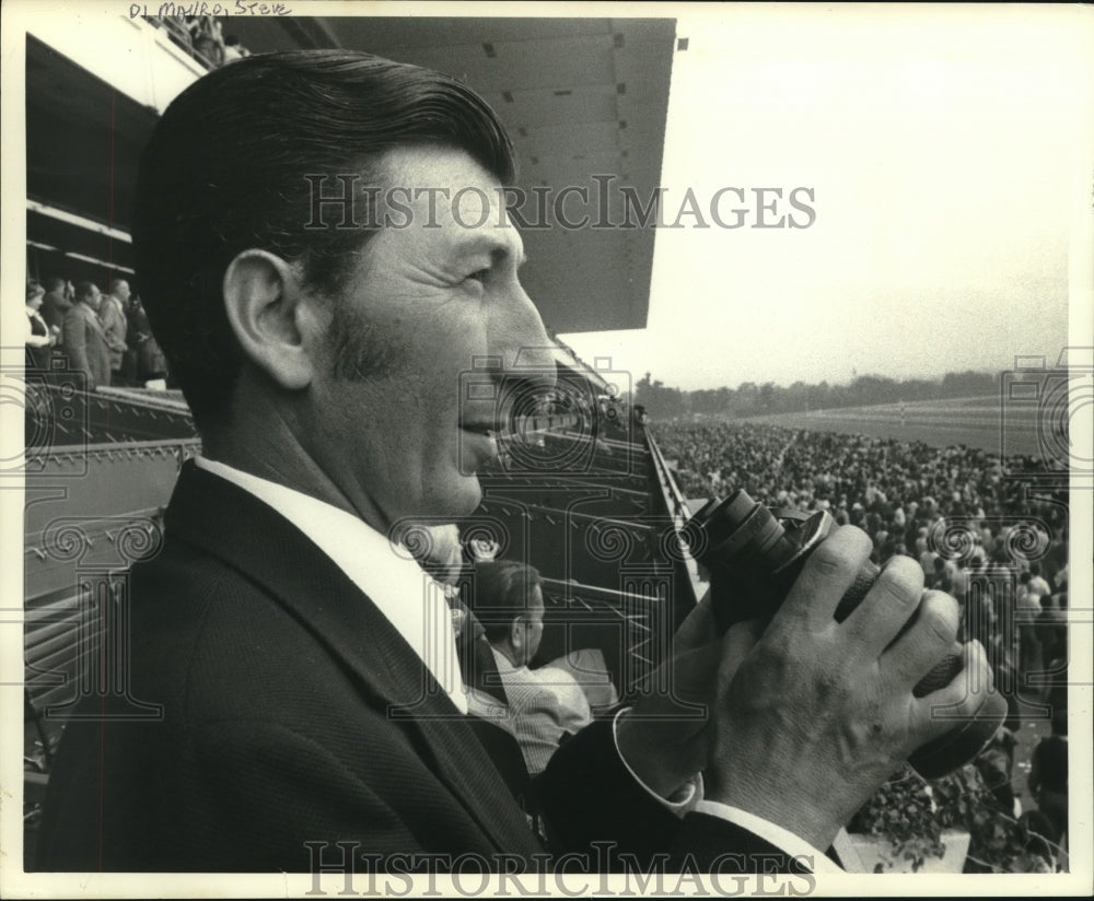 1980 Press Photo Trainer Steve DiMauro watches race, Saratoga Raceway, New York- Historic Images