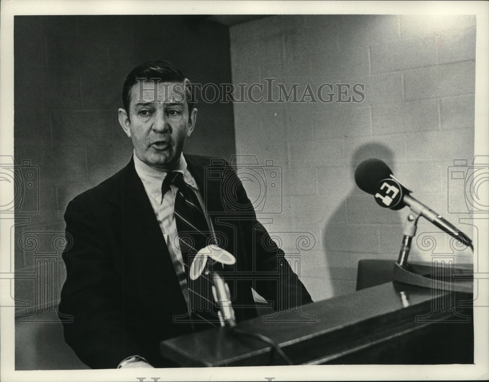 Press Photo Union College official at press conference in Schenectady, New York- Historic Images