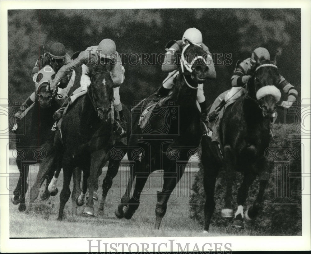 Press Photo Horses race through a turn at Saratoga Raceway in New York- Historic Images