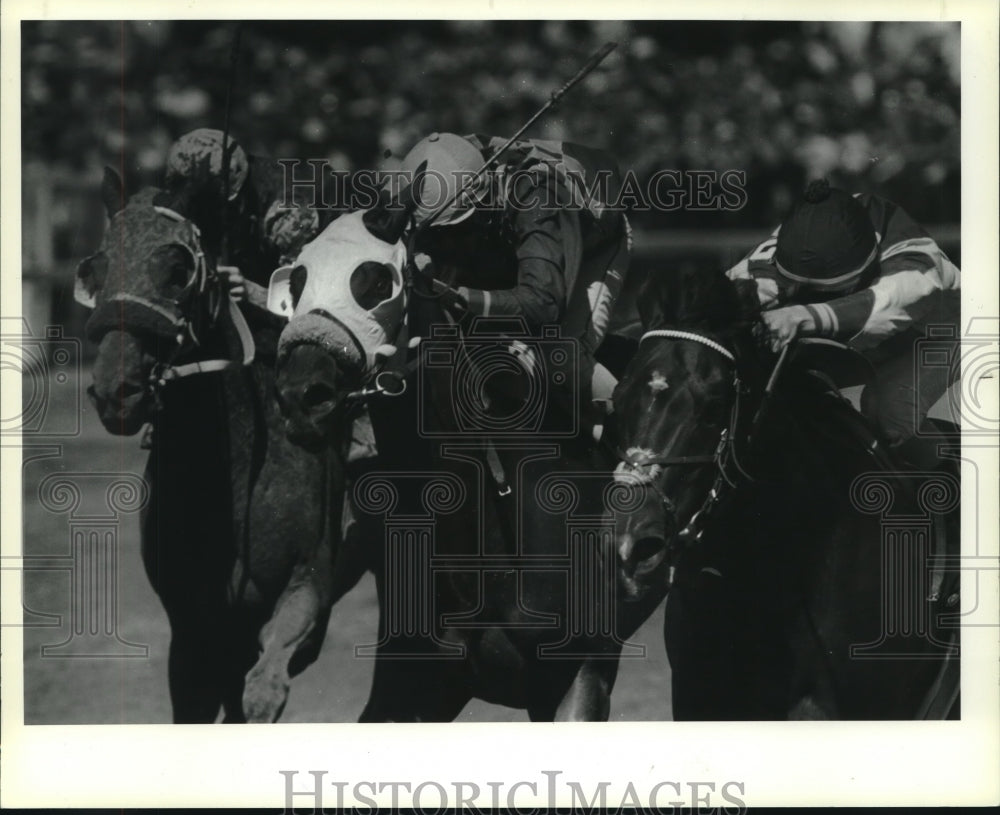 1987 Press Photo Horses cross the finish line at Saratoga Raceway in New York- Historic Images