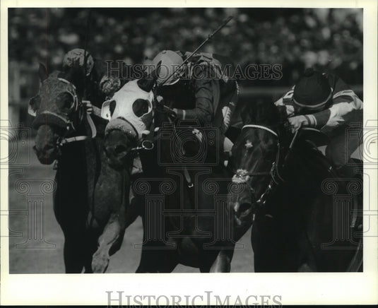 1987 Press Photo Horses cross the finish line at Saratoga Raceway in New York- Historic Images