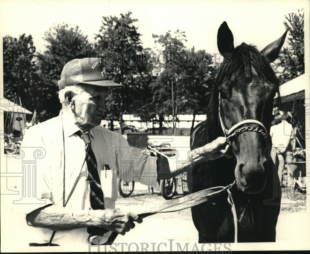 Press Photo Trainer Charlie Pechkam with horse at Saratoga Raceway in New York- Historic Images