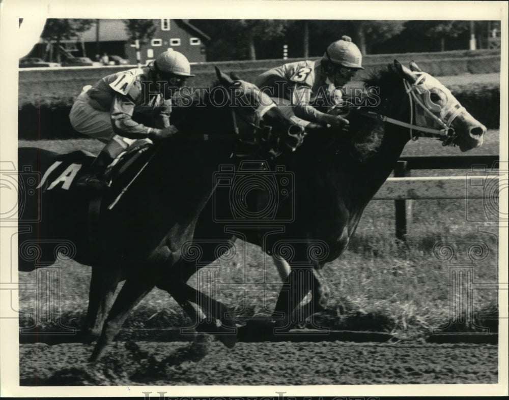 1987 Press Photo Horses race through turn at Saratoga Raceway in New York- Historic Images