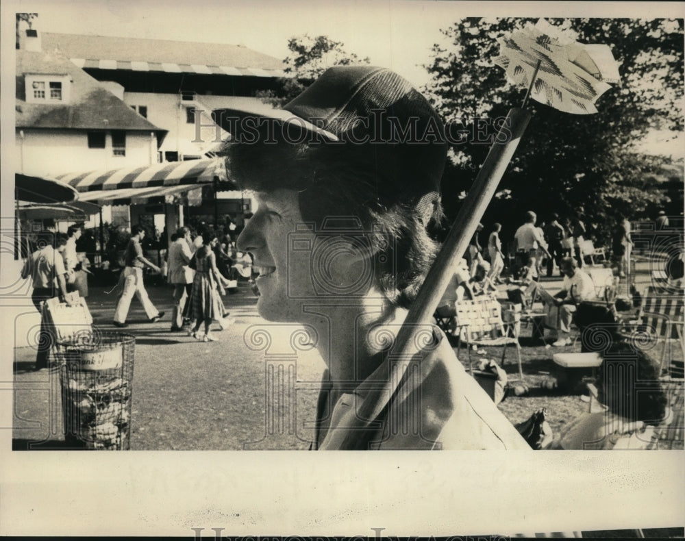 1985 Press Photo Saratoga Raceway track attendant cleans up grounds in New York- Historic Images