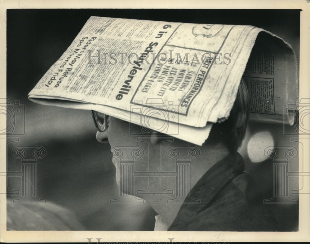 Press Photo Man shades from sun under newspaper at Saratoga Raceway, New York- Historic Images