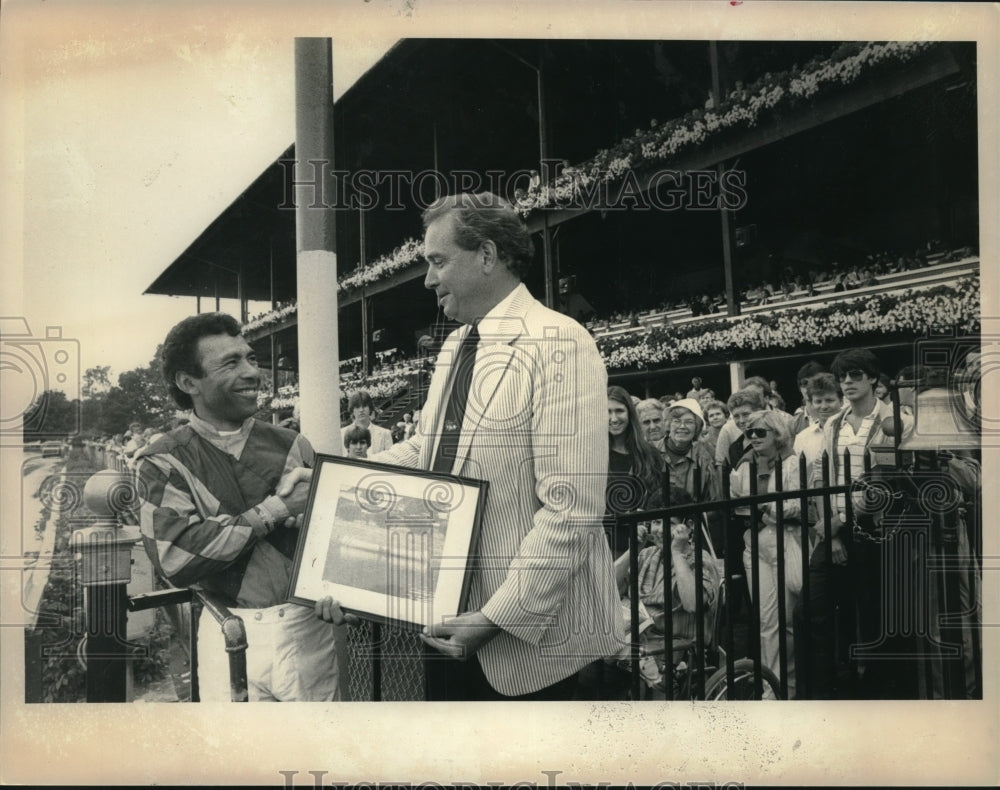 1985 Press Photo Angel Cordero Jr &amp; Jerry McKeon at Saratoga Raceway, New York- Historic Images