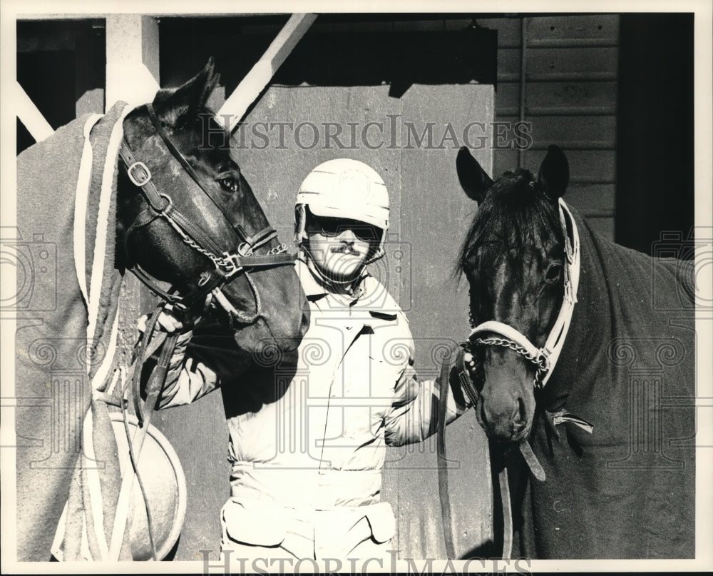 1988 Press Photo Frank Salino Jr with horses at Saratoga Raceway in New York- Historic Images