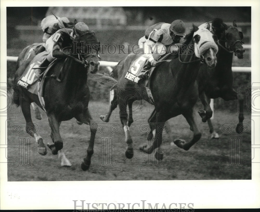 1990 Press Photo Mike Smith rides Diver to win at Saratoga Raceway, new York- Historic Images