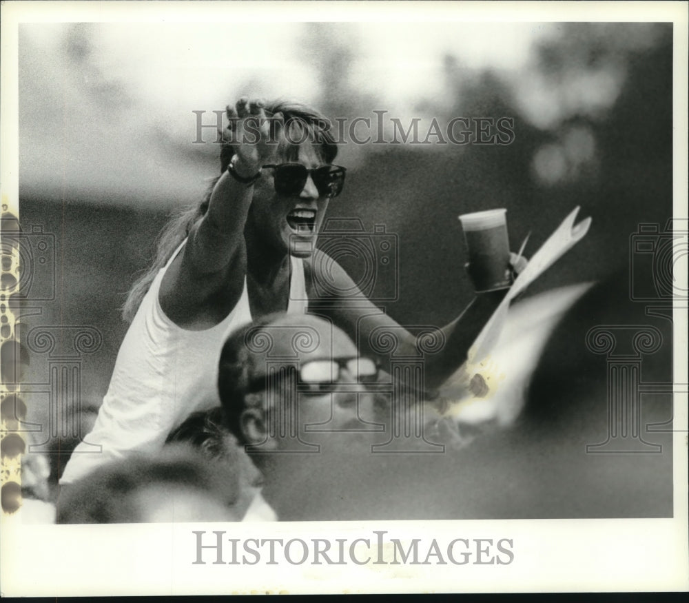 1990 Press Photo Fan screams during race at Saratoga Raceway in New York- Historic Images