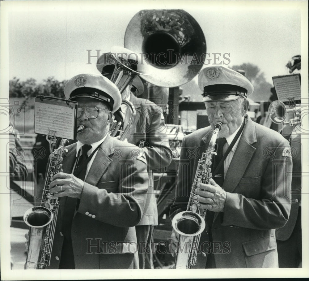 1990 Press Photo Cambridge Band kicks off Travers Day in Saratoga, New York- Historic Images