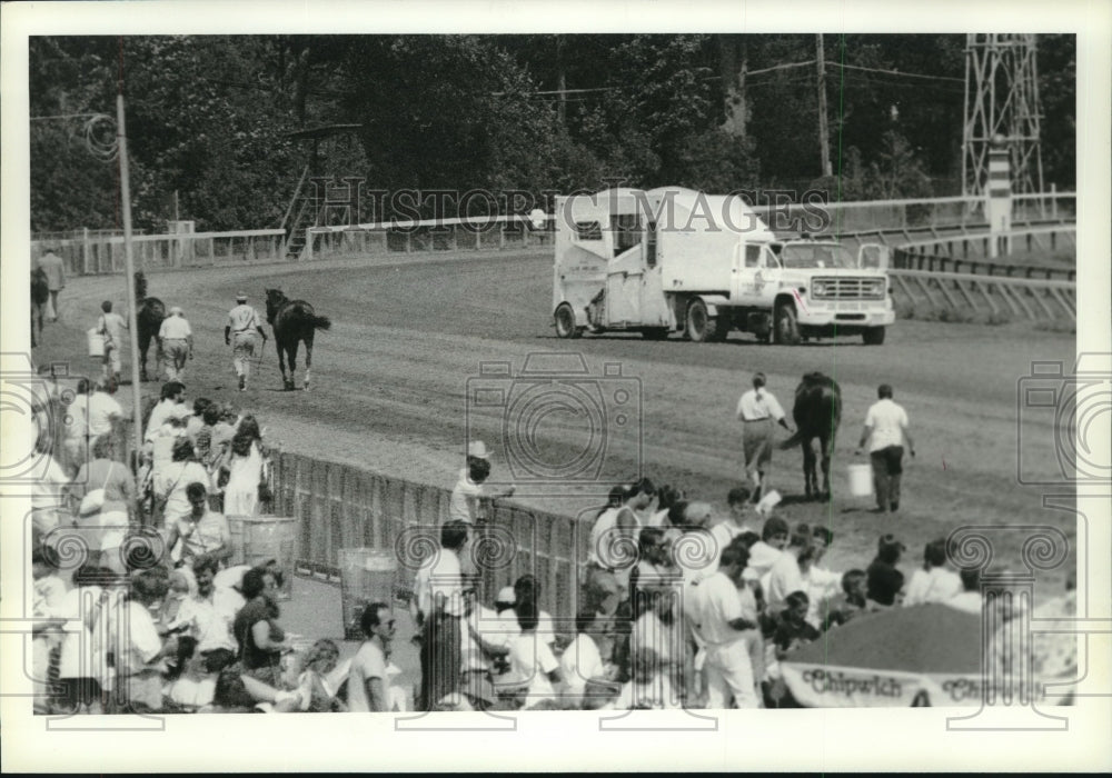 1990 Press Photo Fans watch horses walked along track in Saratoga, New York- Historic Images