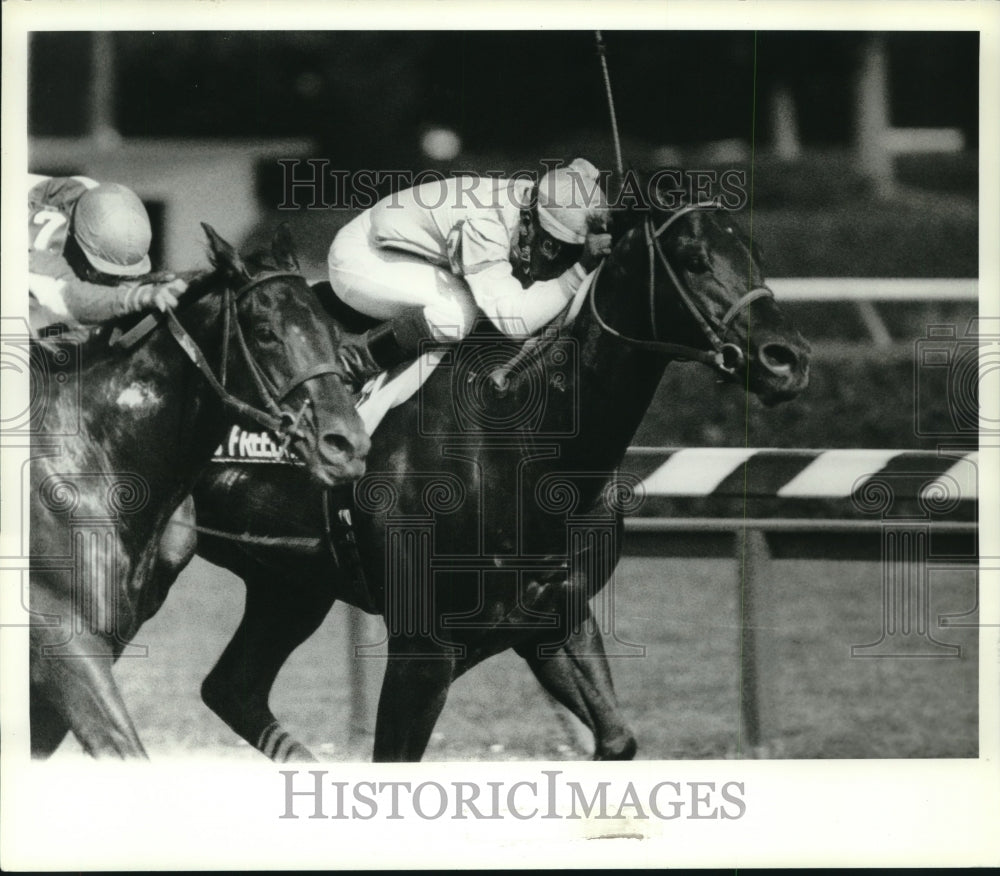 1990 Press Photo Angel Cordero Jr rides To Freedom at Saratoga Raceway, New York- Historic Images