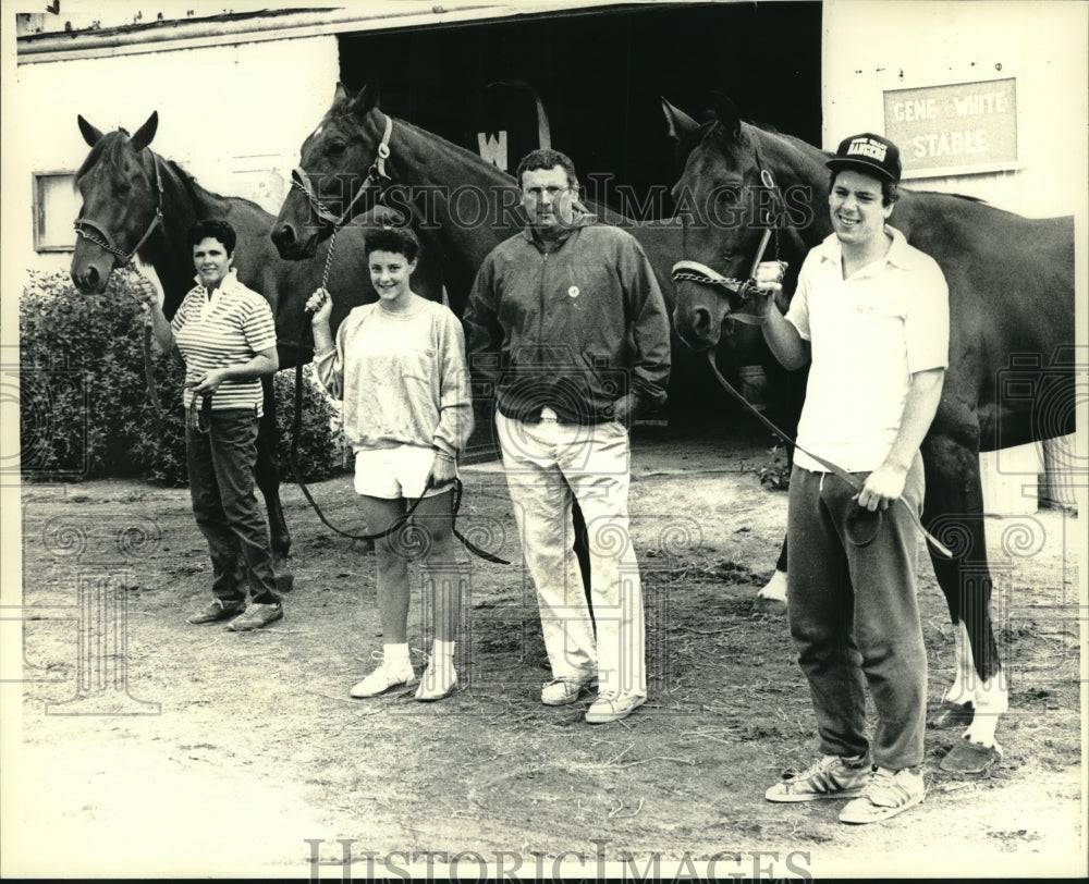 1987 Press Photo Trainer Gene White stands with his three horses at Saratoga NY- Historic Images