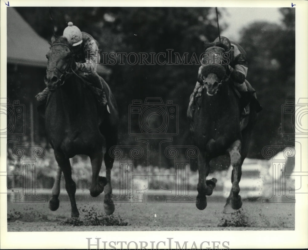 1980 Press Photo Two jockeys and their horses battle for position at Saratoga- Historic Images