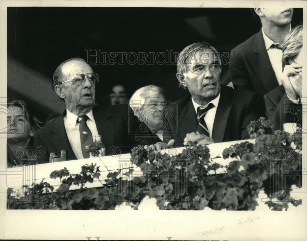 1985 Press Photo Woody Stevens and Henryk deKwiatkoswki react during race- Historic Images