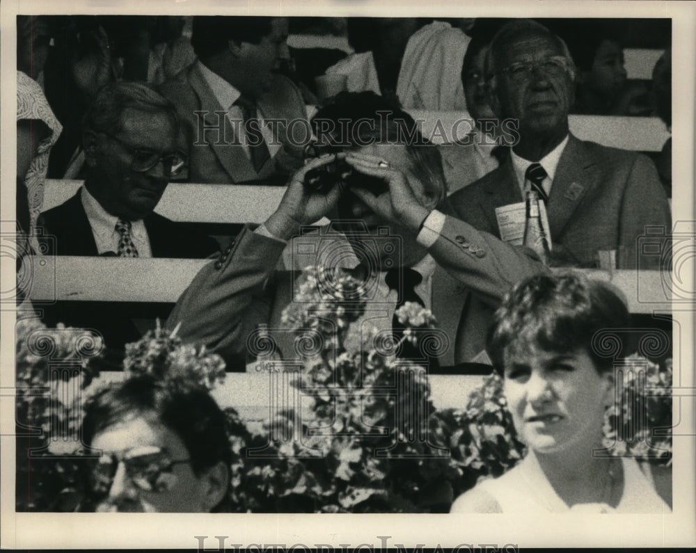 1985 Press Photo New York Yankees owner George Steinbrenner watches race- Historic Images