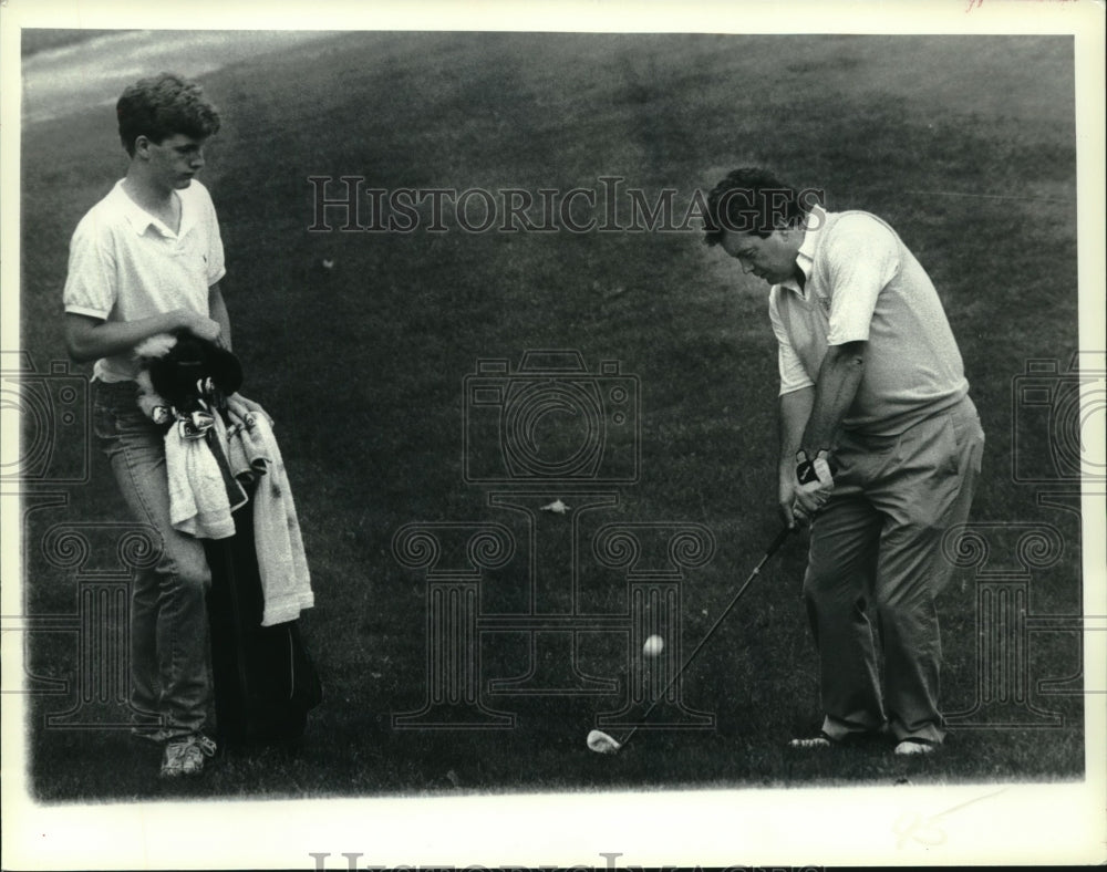 1987 Press Photo Joe Quillianon chips onto green at Albany, NY Country Club- Historic Images