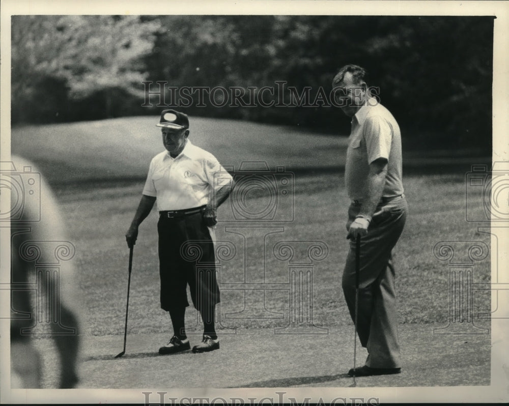 1984 Press Photo Gene Sarazen golfs with Albany, New York Mayor Thomas Whalen- Historic Images