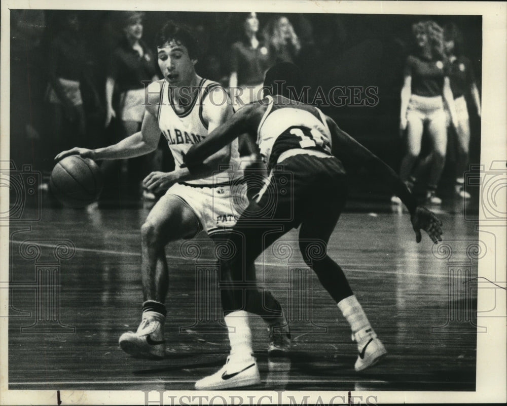 1983 Press Photo John Leonard of Albany dribbles around Eddie Hughes - tus01305- Historic Images
