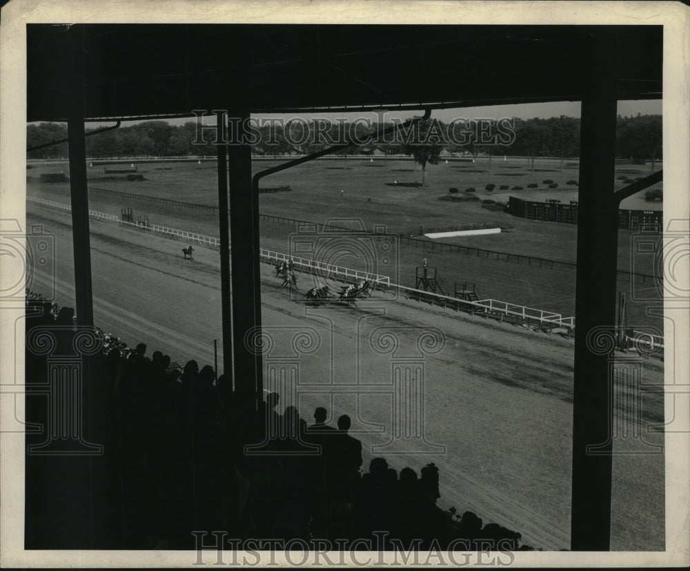 1946 Press Photo Horses are coming to the wire on opening day at Saratoga Races- Historic Images