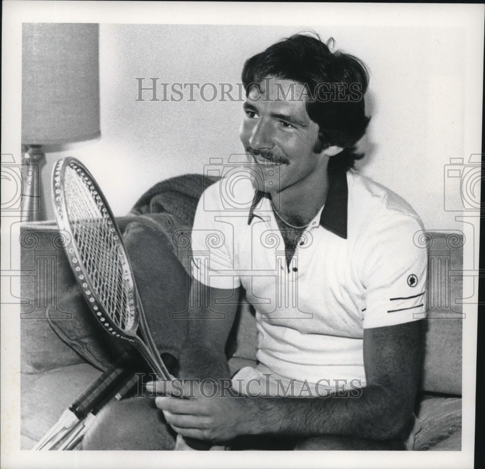 1981 Press Photo Tennis Pro Roger London smiles while sitting on couch- Historic Images