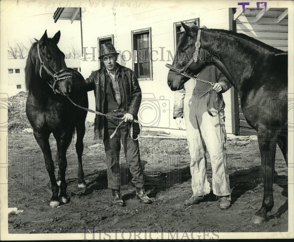 1972 Press Photo Trainer and driver Jimmy Richards with horses at Saratoga Track- Historic Images