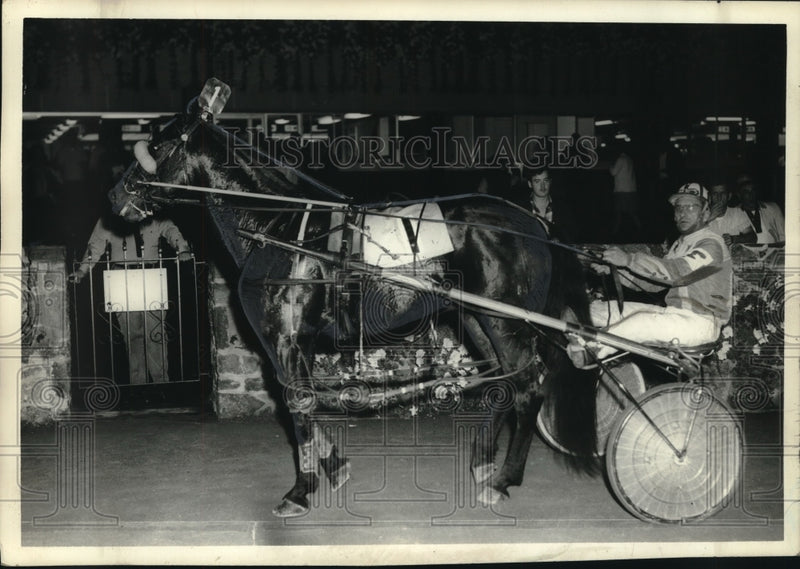 Load image into Gallery viewer, 1972 Press Photo #1 Gilles Fillcon with driver at Saratoga Harness Track, NY
