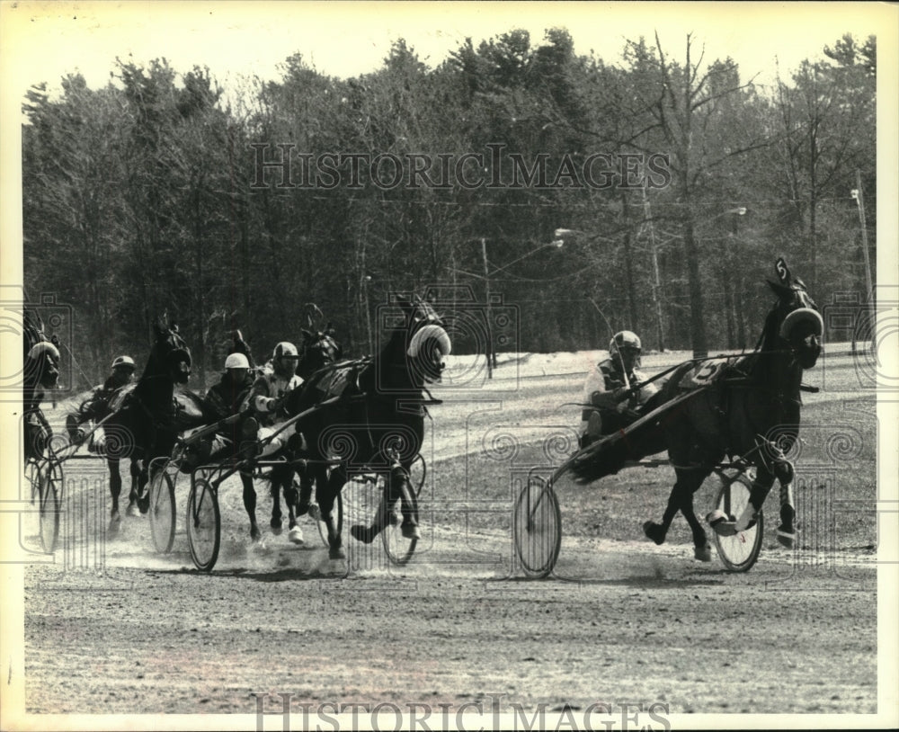 1977 Press Photo Horses and drivers round track at Saratoga Harness Racetrack NY- Historic Images