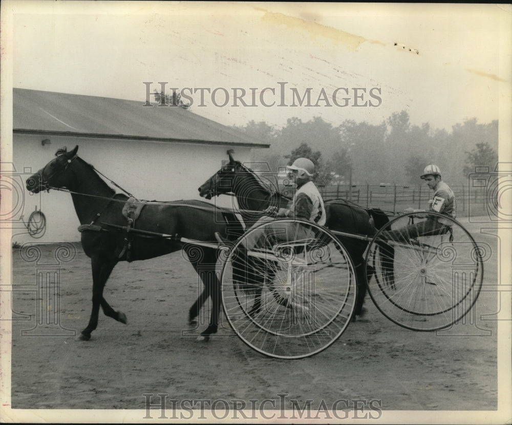 1974 Press Photo Two drivers with horses outside barn at Saratoga Harness Track- Historic Images