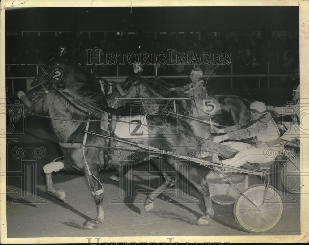 Press Photo Drivers with horses race to finish at Saratoga Harness Track, NY- Historic Images
