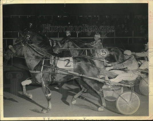 Press Photo Drivers with horses race to finish at Saratoga Harness Track, NY- Historic Images