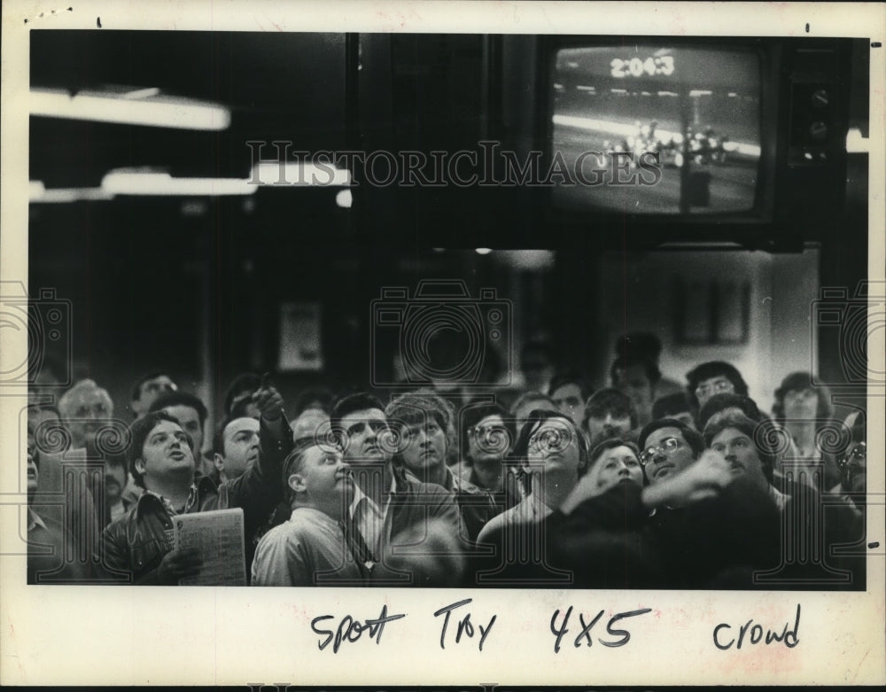 1974 Press Photo Patrons watch the race on televisions in the clubhouse- Historic Images